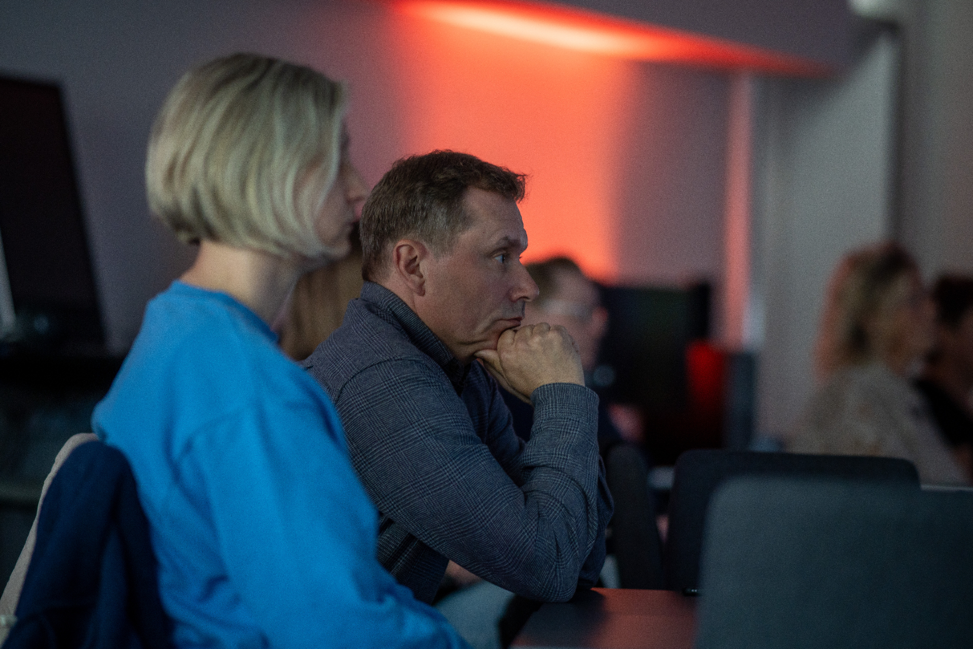 Deltagare lyssnar uppmärksamt under en workshop